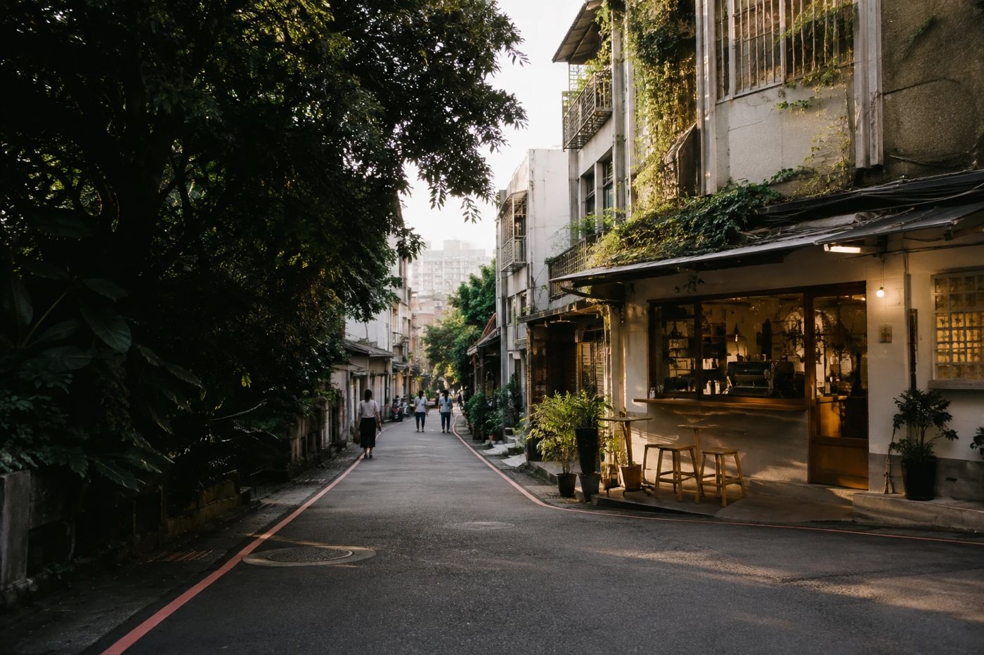 CoPass 首頁街區主視覺:綠樹沿街、小店與咖啡店構成的日常巷弄